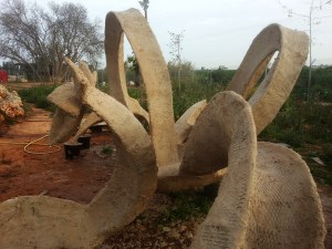 שלב הבטון. שכבה ראשונה. נעשה בעזרת צוות מתנדבים מופלא מנען.