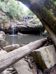 בעבר נהגו נשות השבטים האבוריג'ינים המקומיים להתכנס במערה זו. לגברים אסורה היתה הכניסה. עד היום מכבדים האבוריג'ינים מנהג זה.